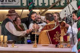 Taufe von Manfred Marcelino Wimmer beim Wiesngottesdienst im Marstall Taufe von Manfred Marcelino Wimmer beim Wiesngottesdienst im Marstall