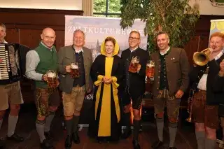 Wiesnbierprobe: Gruppenfoto mit Münchner Kindl Wiesnbierprobe: Gruppenfoto mit Münchner Kindl