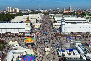 Blick vom Riesenrad in die Wirtsbudenstraße