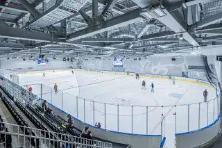 Eislaufhalle mit Tribüne im SAP Garden