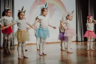 Tanzende Kinder
