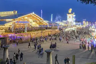 Wiesn-Panorama vom Bavaria-Hügel Wiesn-Panorama vom Bavaria-Hügel am Abend