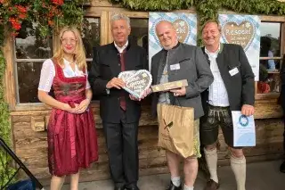 Preisverleihung des Wiesngentleman* 2024 auf dem Oktoberfest Preisverleihung des Wiesngentleman* 2024 auf dem Oktoberfest