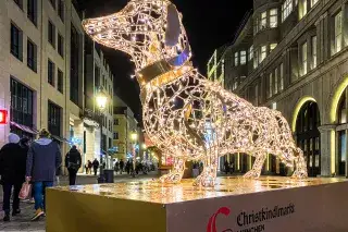 Leuchtender Dackel des Christkindlmarkts in der Sendlinger Straße Leuchtender Dackel des Christkindlmarkts in der Sendlinger Straße