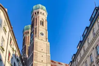 Südturm der Frauenkirche bei Winterwetter