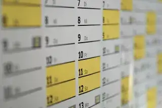 Wandkalender mit farbig markierten Wochenenden Wandkalender mit farbig markierten Wochenenden