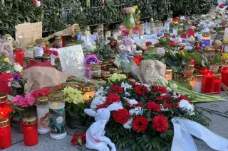 Zahlreiche Menschen legten in Gedenken an die zwei Toten und zahlreichen Verletzten Blumen und Kerzen am Tatort nieder