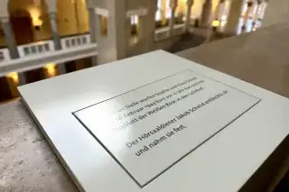 Erinnerungstafel Weiße Rose im Lichthof Erinnerungstafel Weiße Rose im Lichthof