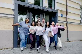 Junge Menschen vor der Münchner Volkshochschule