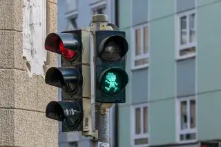 Pumuckl-Ampel auf Grün an der Kreuzung Robert-Koch- und Sternstraße