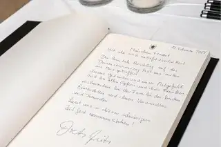 Oberbürgermeister Dieter Reiter trug sich als Erster in das Kondolenzbuch für die Opfer des Anschlags ein
