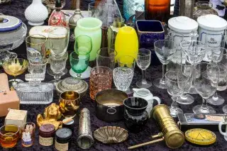 Flohmarkt-Stand mit Bechern und Gläsern Flohmarkt-Stand mit Bechern und Gläsern