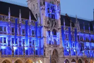 Europa-Mai - Beleuchtete Fassade zum Europatag am Rathaus Europa-Mai - Beleuchtete Fassade zum Europatag am Rathaus