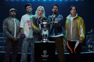 Die Band Linkin Park und die Trophäe der UEFA Champions League Die Band Linkin Park und die Trophäe der UEFA Champions League