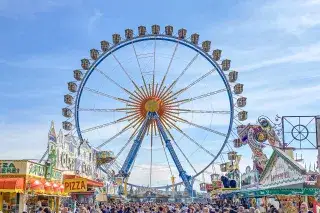 Riesenrad auf dem Frühlingsfest Riesenrad auf dem Frühlingsfest