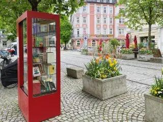 Ein Bücherschrank in Haidhausen.