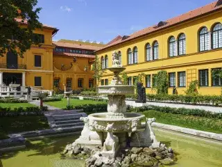 20210128_Kunstbau_der_Städtischen_Galerie_im Lenbachhaus Blick auf den Garten mit Brunnen des Lenbachhauses