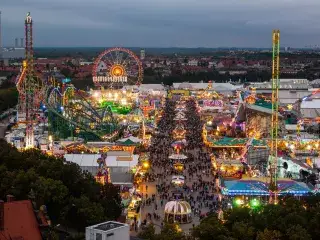 Ausblick über die leuchtenden Lichter auf dem Oktoberfest auf der Theresienwiese