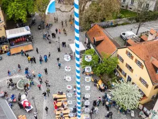 Maibaum am Wiener Platz.