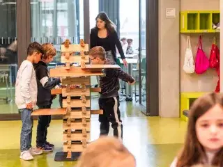 Kinder spielen in der Grund- und Mittelschule  an der Rockefellerstraße