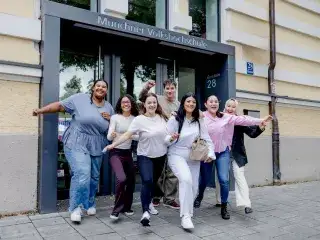 Junge Menschen vor der Münchner Volkshochschule